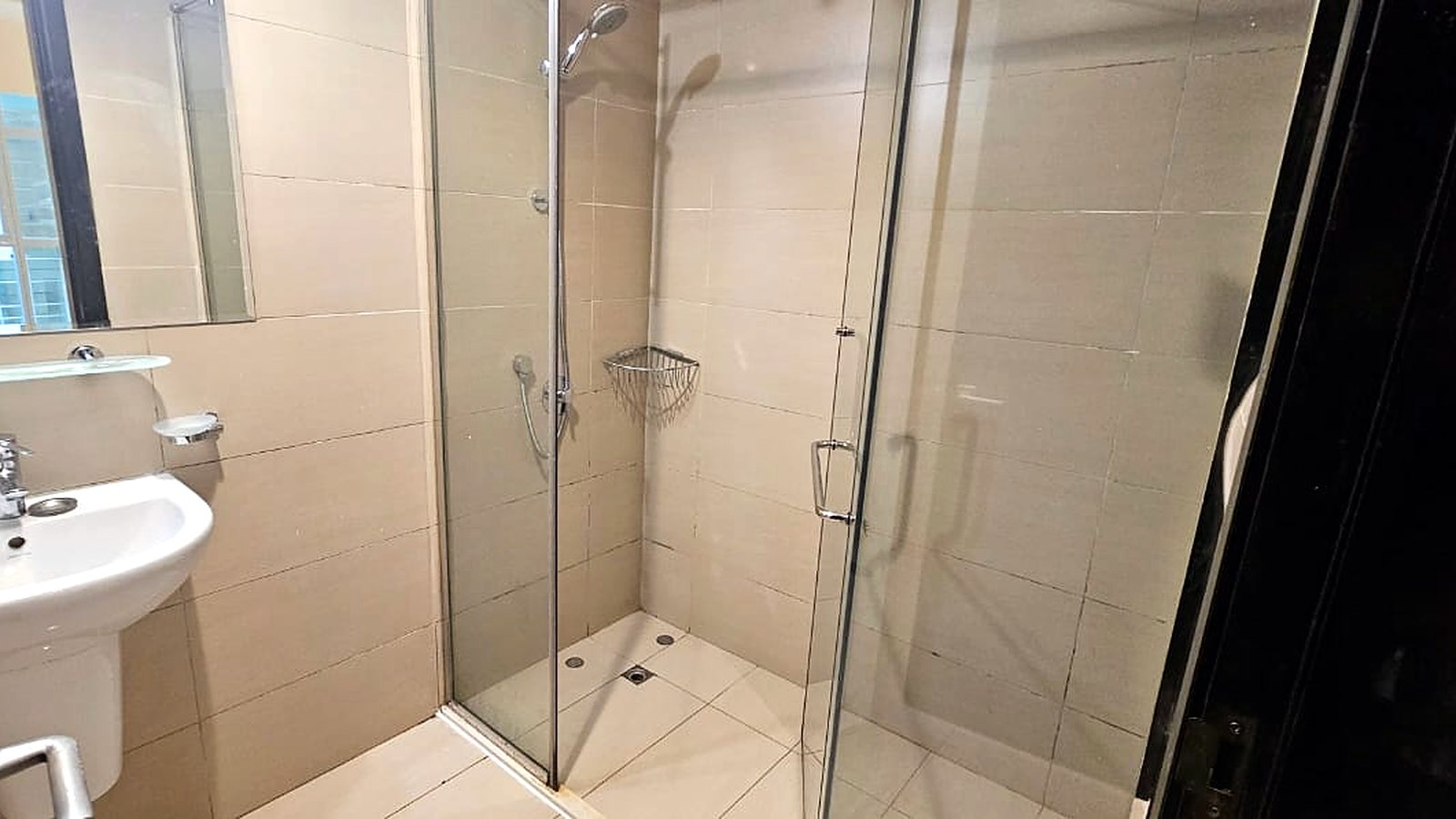 Bathroom with glass shower, Tala Tower, Marina Square